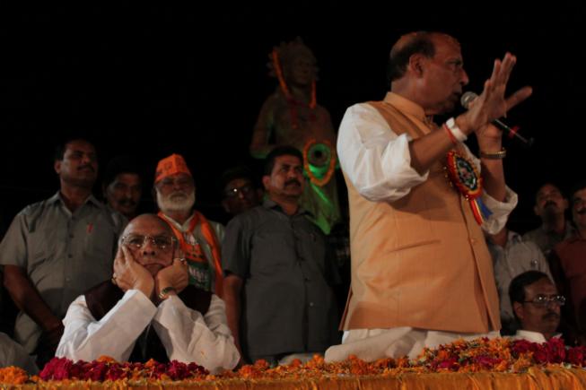 Lalji Tandon and Rajnath Singh at the Kudia Ghat meeting. Tandon, Lucknow’s current MP, has been sidelined so that Singh can contest the seat this year.