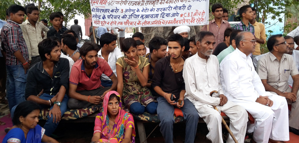 Relatives of Indian journalist Jagendra Singh, who died after he was allegedly set alight by intruders at his home, take part in a protest demanding an investigation in the Shahjahanpur district of Uttar Pradesh on June 14, 2015. AFP PHOTO / STR (Photo credit should read STR/AFP/Getty Images)
